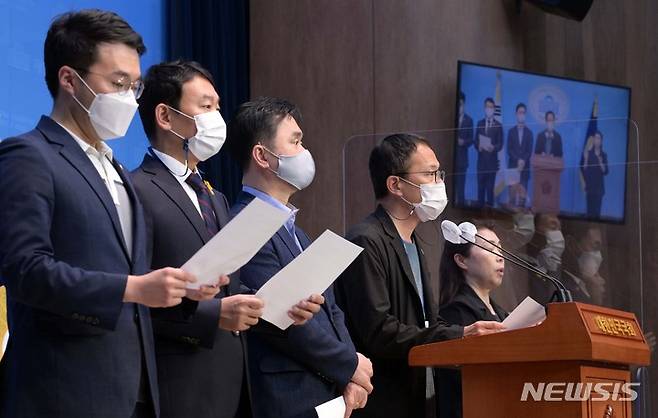 [서울=뉴시스] 전진환 기자 = 국회 법제사법위원회(전반기) 소속 더불어민주당 박주민 의원이 30일 서울 여의도 국회 소통관에서 한동훈 법무부장관의 '총장패싱', '친윤' 검찰 인사 단행 규탄 기자회견을 하고 있다. (공동취재사진) 2022.06.30. photo@newsis.com