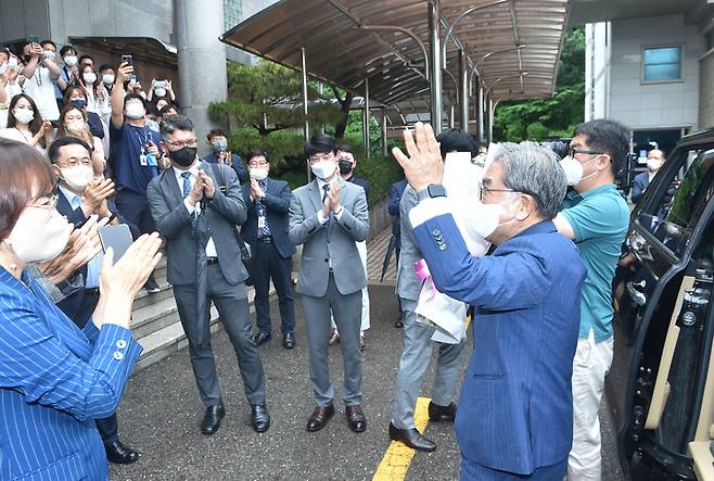 [수원=뉴시스] 이재정 경기도교육감이 30일 이임식을 마치고 직원들에게 인사를 하고 있다. (사진=경기도교육청 제공) *재판매 및 DB 금지