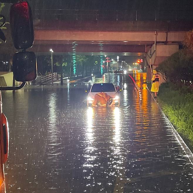 [충주=뉴시스] 30일 오전 03시42분 충주시 칠금동 한 도로가 침수돼 소방당국이 도로통제 및 현장안전조치를 실시하고 있다. (사진=충북소방본부 제공) 2022.06.30 photo@newsis.com *재판매 및 DB 금지