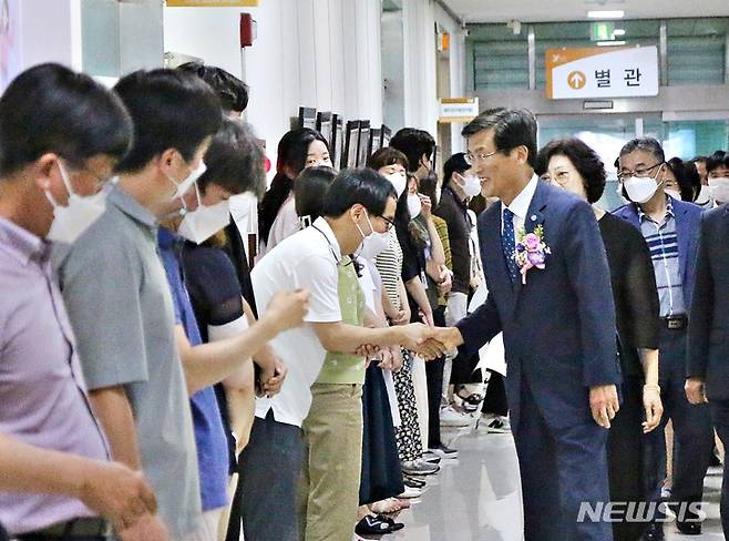 [증평=뉴시스] 강신욱 기자 = 홍성열 충북 증평군수가 30일 오후 12년간의 군수직을 마치고 퇴임하면서 직원들과 악수를 나누고 있다. 2022.06.30. ksw64@newsis.com