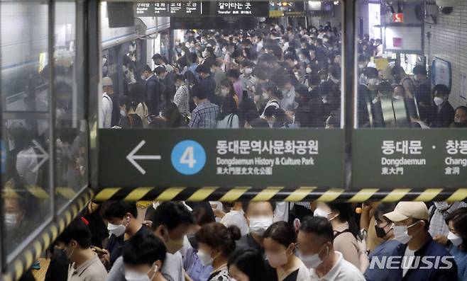 [서울=뉴시스] 최동준 기자 = 전국장애인차별철폐연대가 서울 지하철 4호선 구간에서 장애인 권리 예산 보장 등을 요구하는 지하철 승하차 시위를 재개했다. 4호선 충무로역이 상하행선 운행 차질로 퇴근길 혼잡한 모습을 보이고 있다. 2022.06.30. photocdj@newsis.com