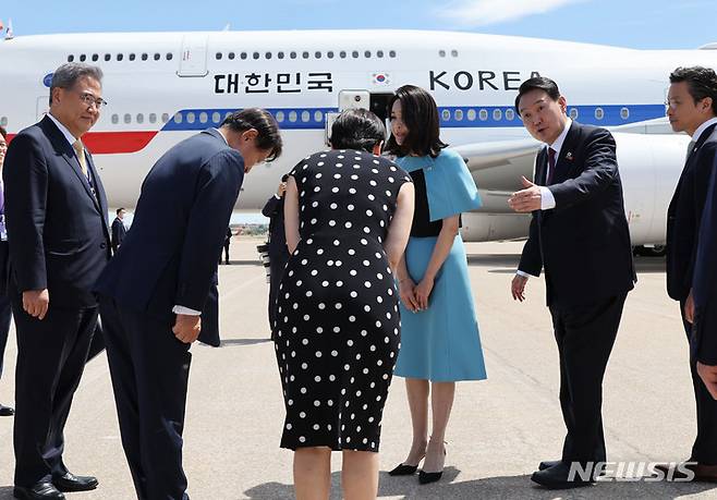 [마드리드=뉴시스] 전신 기자 = 첫 해외 순방 일정을 마친 윤석열 대통령과 부인 김건희 여사가 30일(현지시간) 마드리드 바라하스 국제공항에서 공군 1호기에 탑승 전 환송객들과 인사하고 있다. (대통령실통신사진기자단) 2022.06.30. photo1006@newsis.com