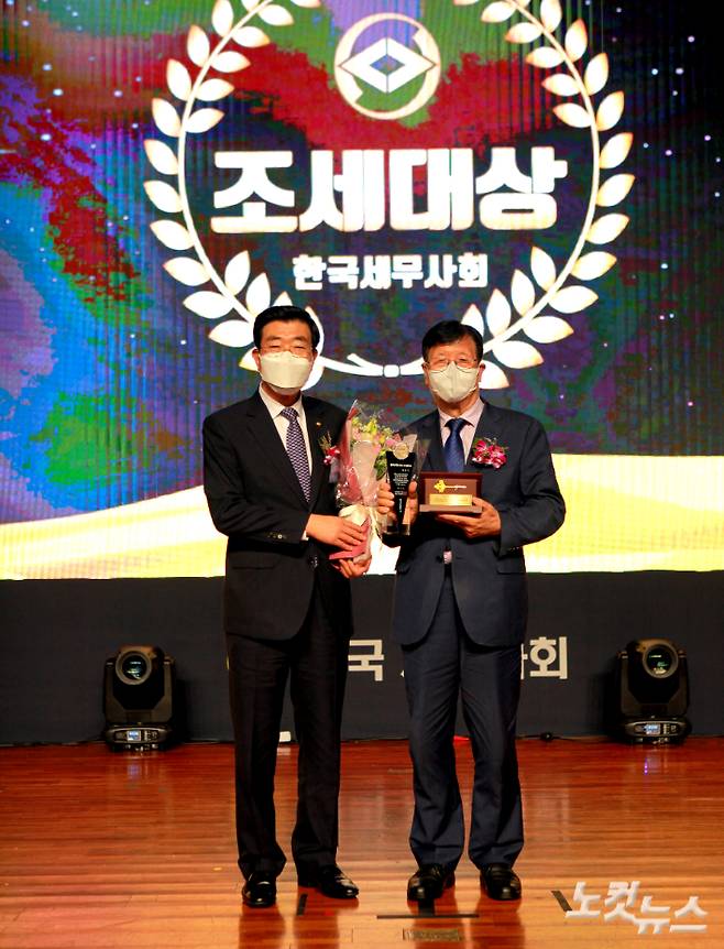 `한국세무사회 조세대상 시상식'에서는 강남대 김완석 석좌교수가 선정되어 상패와 100만원 상당의 황금열쇠를 수상했다. 노컷TV 채승옥