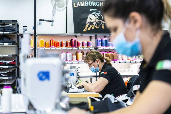 람보르기니 공장의 인테리어 라인.