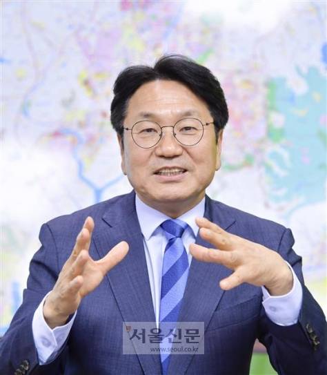 강기정 광주시장 당선인이 지난 28일 인수위 사무실에서 서울신문과 인터뷰를 갖고 민선 8기 시정 방향과 목표 등을 설명하고 있다. 홍행기 기자