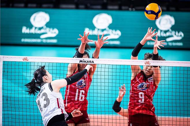 태국 여자배구 대표팀이 29일(이하 한국시간) 불가리아 소피아에서 열린 2022 발리볼네이션스리그(VNL) 3주차 한국 대표팀과의 첫 경기에서 박정아(왼쪽 첫 번째)의 공격을 막기 위해 블로킹을 시도하고 있다. 국제배구연맹 홈페이지 캡처