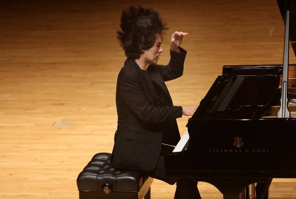 미국 반 클라이번 콩쿠르 최연소 우승 기록을 세운 피아니스트 임윤찬이 30일 서울 서초구 한국예술종합학교 이강숙홀에서 스크랴빈의 프렐류드와 피아노 소나타를 연주하고 있다.　연합뉴스