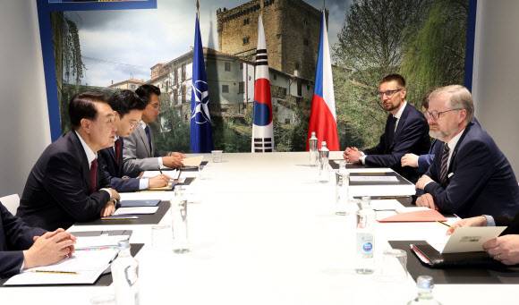 체코 총리와 정상회담하는 윤석열 대통령 - 북대서양조약기구(NATO 나토) 정상회의 참석차 스페인 마드리드를 방문 중인 윤석열 대통령이 30일 오전(현지시간) 마드리드 이페마 컨벤션센터에서 페트르 피알라 체코 총리와 정상회담을 하고 있다. 2022.6.30 연합뉴스