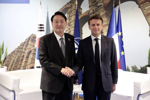 정상회담 나선 윤석열 대통령과 에마뉘엘 마크롱 프랑스 대통령 - 북대서양조약기구(NATO 나토) 정상회의 참석차 스페인 마드리드를 방문 중인 윤석열 대통령이 29일(현지시간) 이페마 컨벤션센터에서 에마뉘엘 마크롱 프랑스 대통령과 정상회담에 앞서 기념촬영을 하고 있다. 2022.6.30 연합뉴스