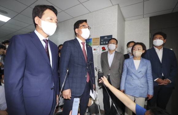 국민의힘 성일종(왼쪽 첫 번째) 정책위의장, 송언석(두 번째) 원내수석부대표와 원내부대표단이 30일 더불어민주당의 원 구성 강행 처리와 관련해 국회의장 후보자인 김진표 민주당 의원의 국회 의원회관 사무실을 항의 방문한 뒤 기자들의 질문에 답하고 있다.김명국 기자