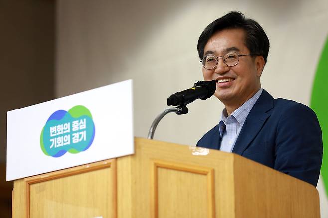 김동연 경기지사가 30일 경기 수원 경기도인재개발원에서 열린 ‘경기도지사직인수위원회 종합보고회’에서 인수위원에게 감사인사를 하고 있다. 경기도지사직인수위원회 제공