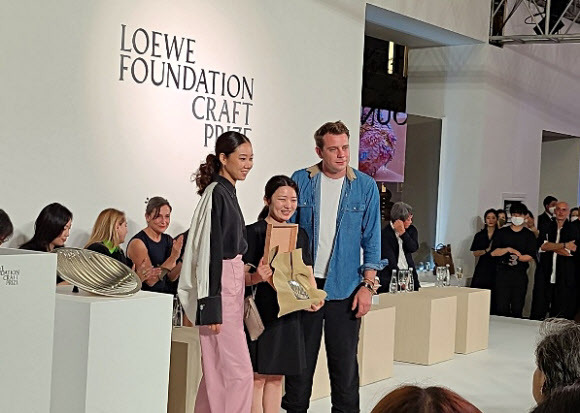 ‘2022 로에베 재단 공예상’을 받은 정다혜(가운데) 작가가 30일 서울공예박물관에서 열린 시상식에서 기념촬영을 하고 있다.연합뉴스