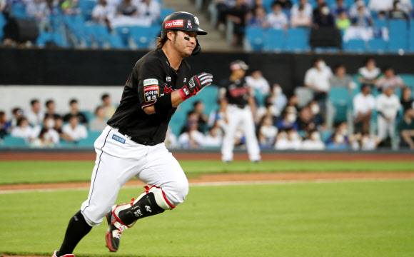 박병호 홈런 1위 질주 - 30일 저녁 대구 삼성라이온즈파크에서 열린 프로야구 ‘2022 신한은행 SOL KBO 리그’ KT 위즈와 삼성 라이온즈의 경기에서 KT 박병호가 홈런을 치고 그라운드를 돌고 있다.대구 연합뉴스