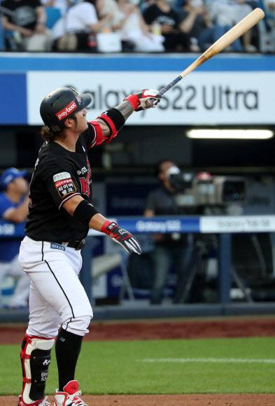 박병호 - 30일 저녁 대구 삼성라이온즈파크에서 열린 프로야구 ‘2022 신한은행 SOL KBO 리그’ KT 위즈와 삼성 라이온즈의 경기에서 KT 박병호가 홈런을 치고 타구를 바라보고 있다.대구 연합뉴스