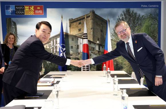 악수하는 한-체코 정상 - 북대서양조약기구(NATO 나토) 정상회의 참석차 스페인 마드리드를 방문 중인 윤석열 대통령이 30일 오전(현지시간) 마드리드 이페마 컨벤션센터에서 페트르 피알라 체코 총리와 정상회담에 앞서 악수하고 있다.  2022.6.30 연합뉴스