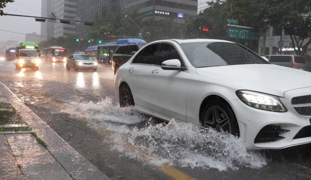 30일 오전 서울 광화문 세종대로 부근에서 차량이 물보라를 일으키며 달리고 있다. 연합뉴스