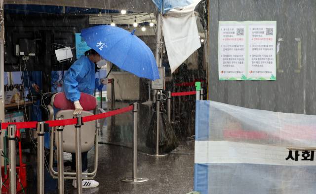 30일 오전 서울역 광장에 마련된 코로나19 임시 선별검사소에서 의료진이 검사를 준비하고 있다. 연합뉴스