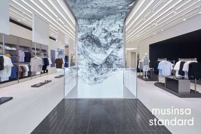 무신사 스탠다드 강남에 마련된 미디어월. /사진 제공=무신사