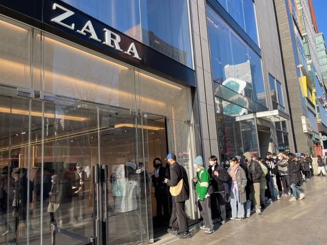 지난해 12월 서울 자라 강남역점 앞에 AZ컬렉션 구매를 위해 나온 고객들이 줄지어 서 있다. /신미진 기자