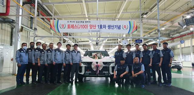 쌍용자동차는 토레스의 본격적인 출시를 앞두고 30일 경기 평택공장에서 양산 1호차 기념행사를 열었다. 정용원(왼쪽 여덟 번째) 쌍용차 관리인과 선목래(뒷줄 오른쪽 여섯 번째) 노동조합 위원장 등 임직원들이 완벽한 품질의 제품 생산을 위한 결의를 다지고 있다. 사진 제공=쌍용차