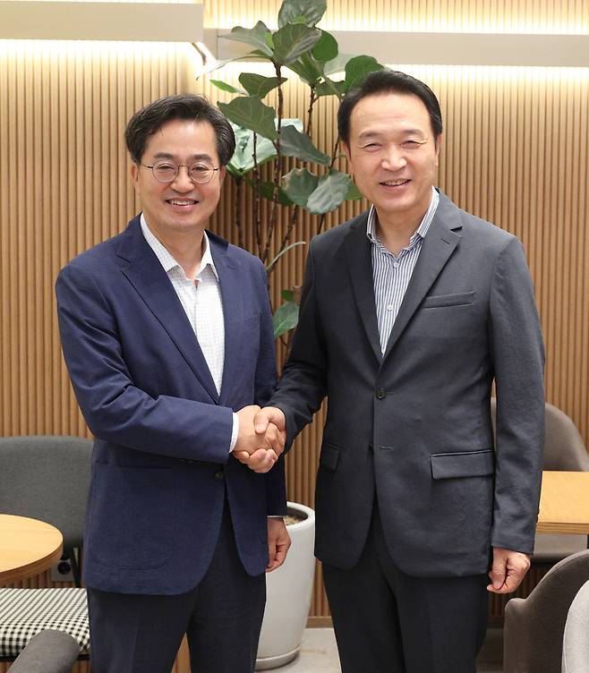 김동연 경기도지사 당선인과 임태희 경기도교육감 당선인이 29일 수원시&nbsp;한 카페에서&nbsp;조찬회동에서 기념사진을 찍고 있다. ⓒ김동연 경기지사직 인수위 제공