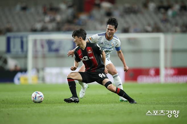 FC서울 황인범(왼쪽)이 수비 울산 현대 김영권과 볼 경합을 벌이고 있다. 프로축구연맹 제공