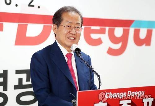 홍준표 당선인  
    (대구=연합뉴스) 김현태 기자 = 홍준표 대구시장 당선인이 2일 대구 중구 자신의 선거사무소에서 앞으로의 시정에 대한 생각을 밝히고 있다. 2022.6.2
    mtkht@yna.co.kr