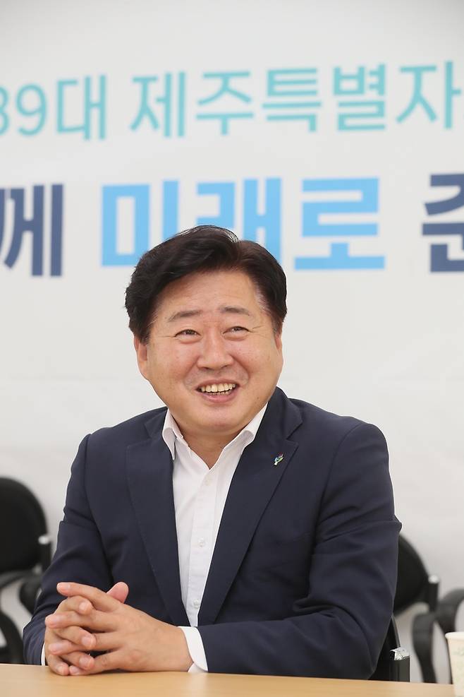 인터뷰하는 오영훈 제주도지사 당선인 (제주=연합뉴스) 박지호 기자 = 지난 27일 제주시 설문대여성문화센터 4층 당선인실에서 오영훈 제주도지사 당선인이 인터뷰하고 있다. 2022.6.29