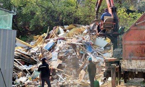 방치폐기물 수거 작업 [연합뉴스 자료사진]