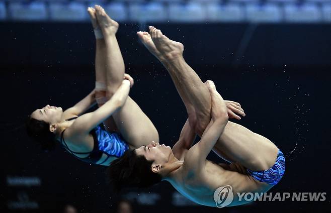 다이빙 혼성 싱크로 3ｍ 경기에 나선 김수지(왼쪽)와 이재경. [로이터=연합뉴스]