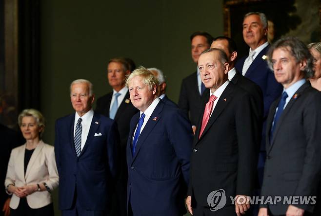 나토 정상회의에 참석한 회원국 정상 [로이터 연합뉴스 자료사진. 재판매 및 DB 금지]