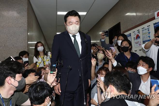 참고인 조사 위해 윤리위 회의장 입장하는 김철근 (서울=연합뉴스) 이정훈 기자 = 국민의힘 김철근 당 대표 정무실장이 22일 참고인 조사를 위해 국회에서 열린 당 중앙윤리위원회 회의장으로 입장하며 취재진의 질문에 답하고 있다. 2022.6.22 [국회사진기자단] uwg806@yna.co.kr