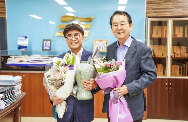 감사패 받은 이혁영(왼쪽) 이사장 [목포시 제공·재판매 및 DB 금지]