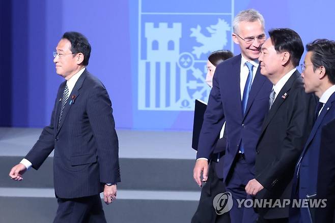 기념촬영 마친 한일 정상 (마드리드=연합뉴스) 안정원 기자 = 북대서양조약기구(NATO.나토) 정상회의 참석을 위해 스페인을 방문한 윤석열 대통령과 기시다 후미오 일본 총리가 29일(현지시간) 마드리드 이페마 컨벤션센터에서 아시아 태평양 4개국 정상, 옌슨 스톨텐베르그 나토 사무총장과 기념촬영을 마친 뒤 단상에서 내려오고 있다. 2022.6.29 jeong@yna.co.kr