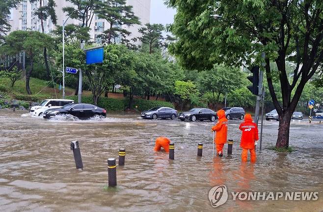 경기 남부 시간당 50㎜ 폭우…도로 침수 피해 신고 잇따라 (수원=연합뉴스) 30일 오전 경기 남부 지역에 시간당 최대 50㎜ 넘는 폭우가 쏟아지면서 도로 침수와 가로수 전도 등의 피해가 잇따랐다. 사진은 안산 신길동 도로 침수 모습. 2022.6.30 [경기소방재난본부 제공. 재판매 및 DB 금지] photo@yna.co.kr