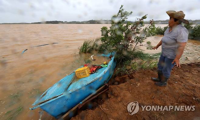 '그치지 않는 비' (서산=연합뉴스) 김주형 기자 = 30일 오후 충남 서산시 음암면 성암저수지 일대 주민이 불어나는 물을 바라보며 걱정하고 있다. 서산지역은 28일부터 누적 284.0㎜의 폭우가 쏟아졌다. 2022.6.30 kjhpress@yna.co.kr