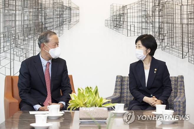 한화진 장관, 전경련 회장 면담 (서울=연합뉴스) 한화진 환경부 장관(오른쪽)이 30일 서울 여의도 전경련회관에서 허창수 전국경제인연합회 회장과 면담하고 있다. 2022.6.30 [환경부 제공. 재판매 및 DB 금지] photo@yna.co.kr