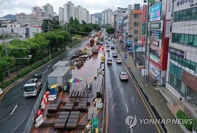 공사 중인 광주 지하철 2호선 (광주=연합뉴스) 조남수 기자 = 민선 8기 광주시장직 인수위원회(새로운 광주시대 준비위원회)는 민선 7기 주요 현안에 대한 검토 결과 광주도시철도 2호선 설계 변경과 사업비 부족 등으로 1단계를 2023년, 2단계를 2024년 개통하는 초기 계획 이행은 불가능하다고 개통 지연을 공식화했다. 
    사진은 30일 광주도시철도 2호선 공사가 진행되고 있는 남구 서문대로. 2022.6.30 iso64@yna.co.kr