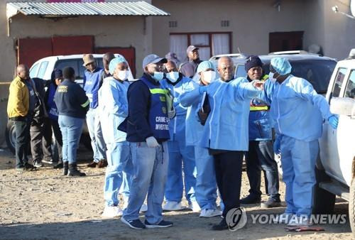 지난 26일 남아공 십대 집단 의문사 현장을 조사하는 경찰과 수사관들. [AFP 연합뉴스 자료사진. 재판매 및 DB 금지]