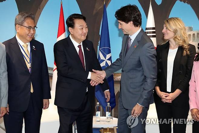 악수하는 한·캐나다 정상 (마드리드=연합뉴스) 안정원 기자 =  북대서양조약기구(NATO·나토) 정상회의 참석차 스페인 마드리드를 방문 중인 윤석열 대통령이 30일 오전(현지시간) 마드리드 이페마 컨벤션센터에서 쥐스탱 트뤼도 캐나다 총리와 정상회담에 앞서 악수하고 있다. 2022.6.30 jeong@yna.co.kr