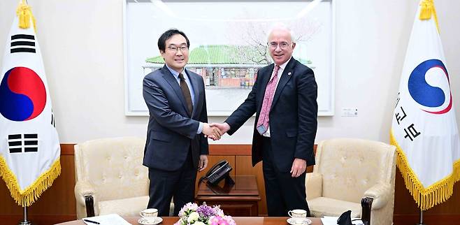 이도훈 외교차관, 피터 샌즈 글로벌펀드 사무총장 접견 [외교부 제공]