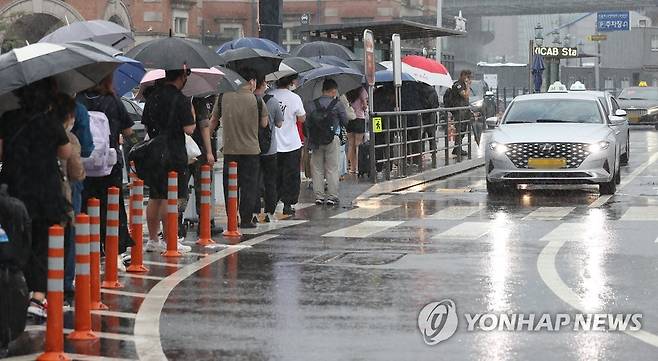 폭우 속 택시 기다리는 시민들 (서울=연합뉴스) 신현우 수습기자 = 폭우로 서울 시내 도로 곳곳이 침수된 30일 오후 서울역 앞에서 시민들이 택시를 기다리고 있다.
    서울시 교통정보시스템에 따르면 이날 오후 3시 기준 서울시 전체 평균 차량 속도는 시속 16.6㎞로 정체가 빚어졌다. 2022.6.30 nowwego@yna.co.kr