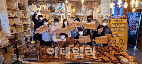 상상공작소 관계자들이 기념촬영을 하고 있다. (사진=산림청 제공)