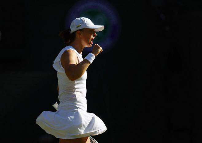 이가 시비옹테크가 윔블던 여자 단식 2회전에서 플레이하고 있다.(사진=AFPBBNews)