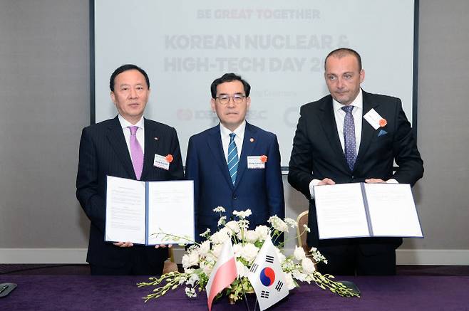 김성암 한국전력기술 사장(왼쪽)이 지난 6월30일(현지시간) 폴란드 바르샤바 쉐라톤호텔에서 열린 ‘한국원전과 첨단산업의 밤’ 행사에서 이창양 산업통상자원부 장관 배석 하에 현지 엔지니어링 기업인 ZRE 관계자와 업무협약 후 기념촬영하고 있다. (사진=산업부)