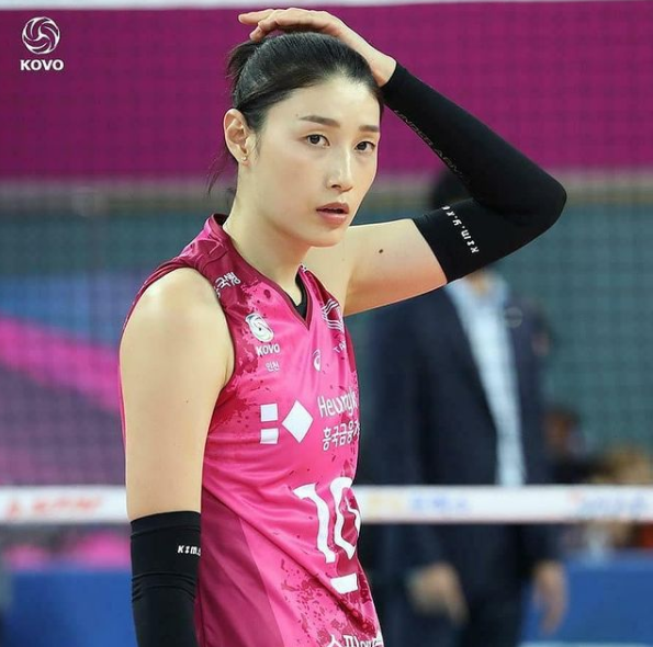 흥국생명 유니폼을 입고 2년 만에 V리그로 돌아온 김연경이 총액 7억원으로 여자부 1위를 차지했다. (김연경 인스타그램 계정)