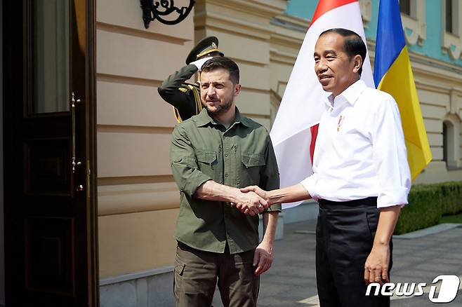 볼로디미르 젤렌스키 우크라이나 대통령이 29일(현지시간) 키이우를 방문한 조코 위도도 인도네시아 대통령과 악수를 하고 있다. © AFP=뉴스1 © News1 우동명 기자