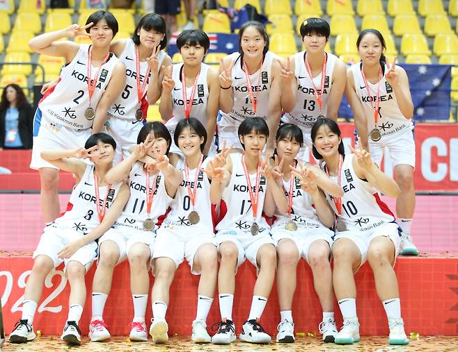 2022 U16 여자 아시아농구선수권대회에서 3위를 기록한 한국 대표팀 (대한민국농구협회 제공)© 뉴스1