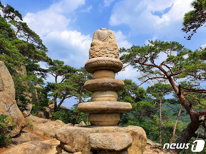 용장사곡(谷) 석조여래좌상. 경주 남산에는 이 불상처럼 얼굴없는 돌부처상이 많다 © 뉴스1