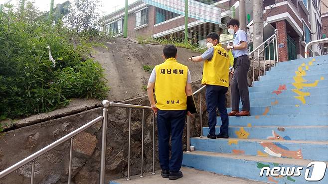 성남시 관계자들이 지난해 6월 지역 시설물 안전 점검을 하고 있는 모습.(성남시 제공) © News1
